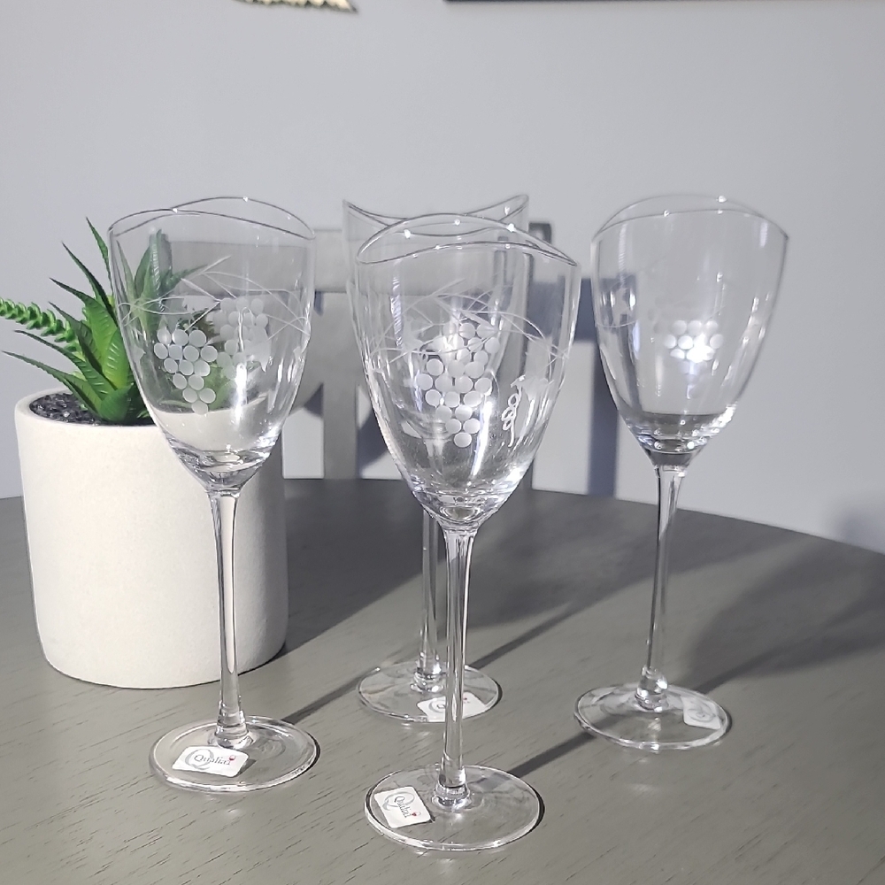 Qualia Crystal Etched Wine Glasses with Grape Motif - Clear